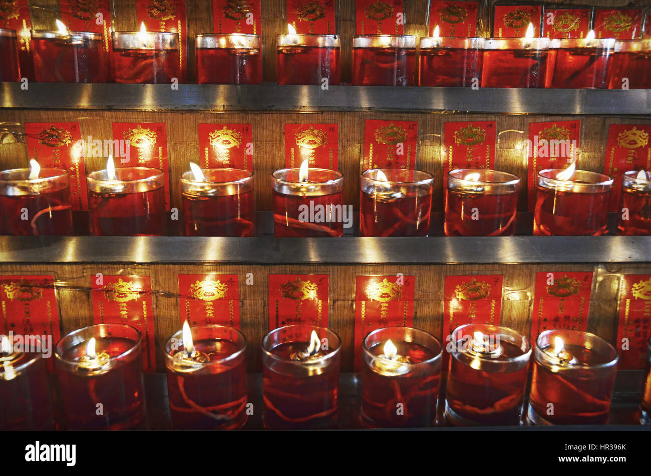 Fila di vetro cinese candele in Vihara Dharma Bhakti, West Jakarta Foto Stock