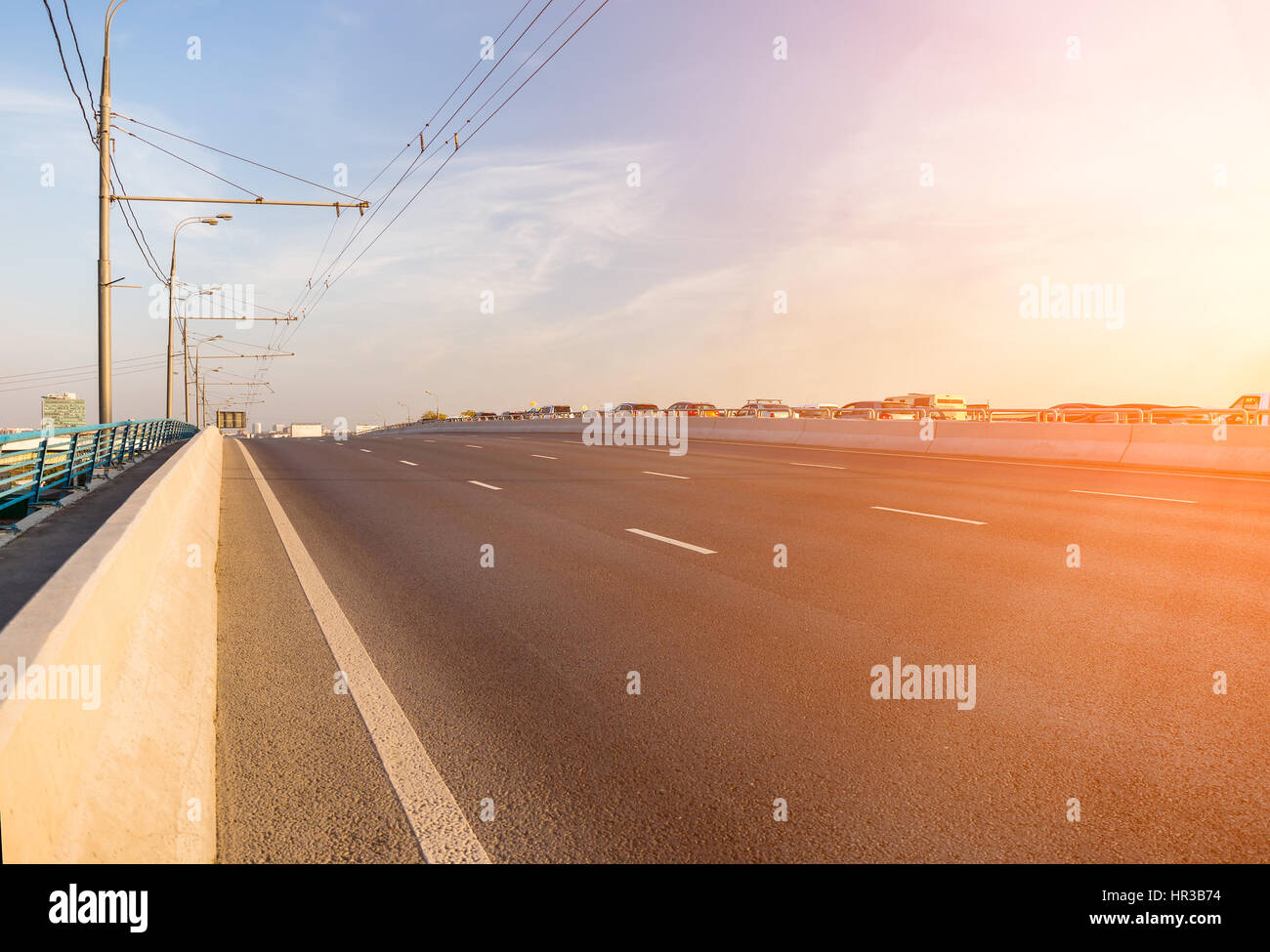 Autostrada con corsie vuota nella parte anteriore del server Sun Foto Stock