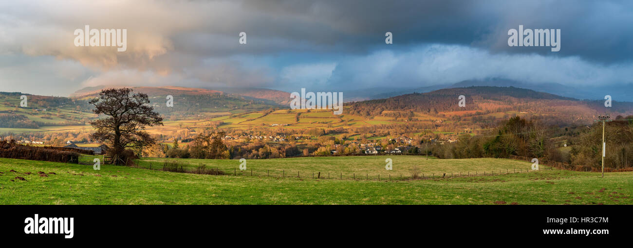 Paesaggio del Galles panorama scena del villaggio Llangynidr e le montagne nere. Parco Nazionale di Brecon Beacons, UK. Foto Stock