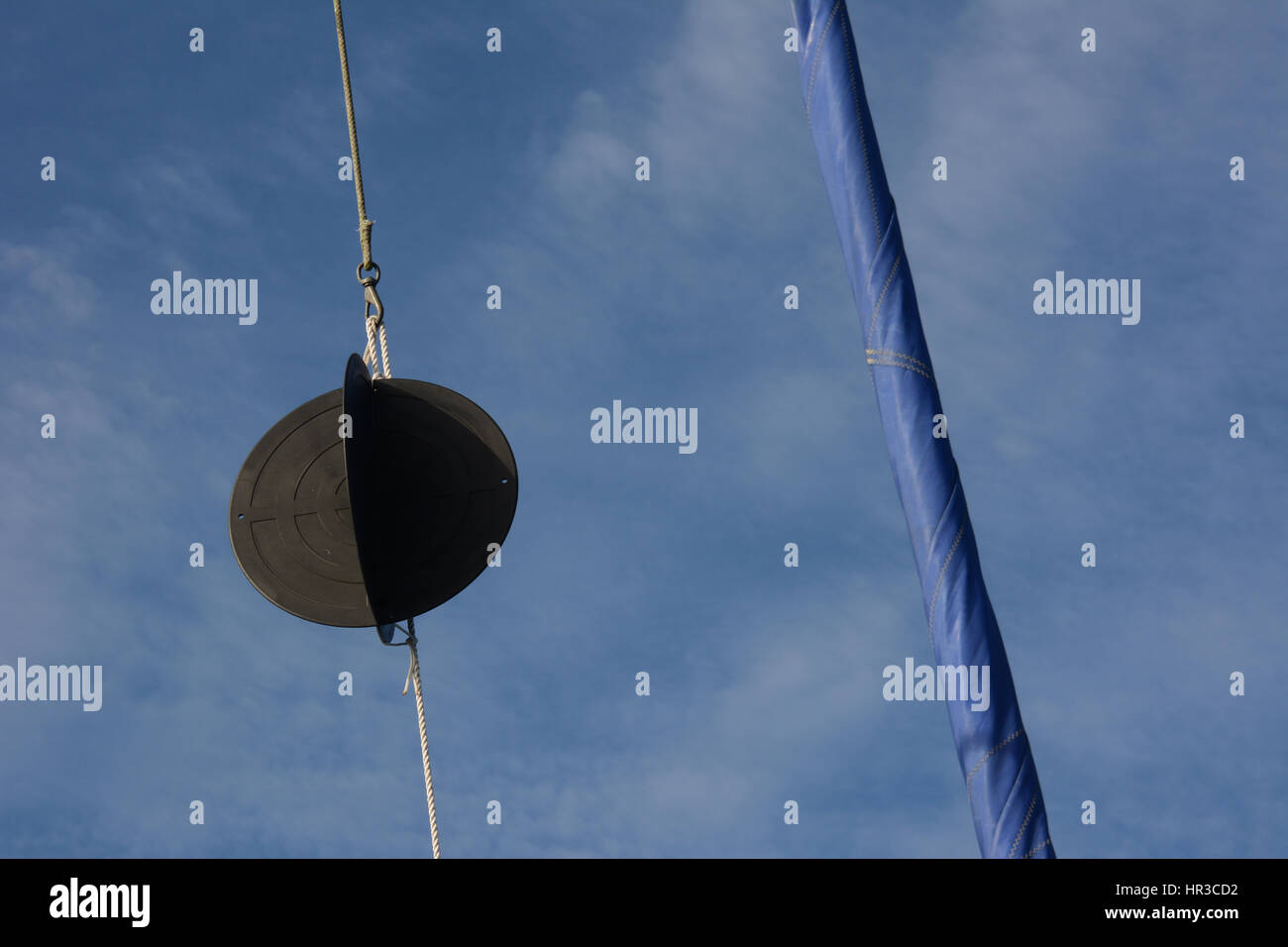 Sfera di ancoraggio in yacht rigging con laminati trinchetta contro un cielo blu con nuvole bianche Foto Stock