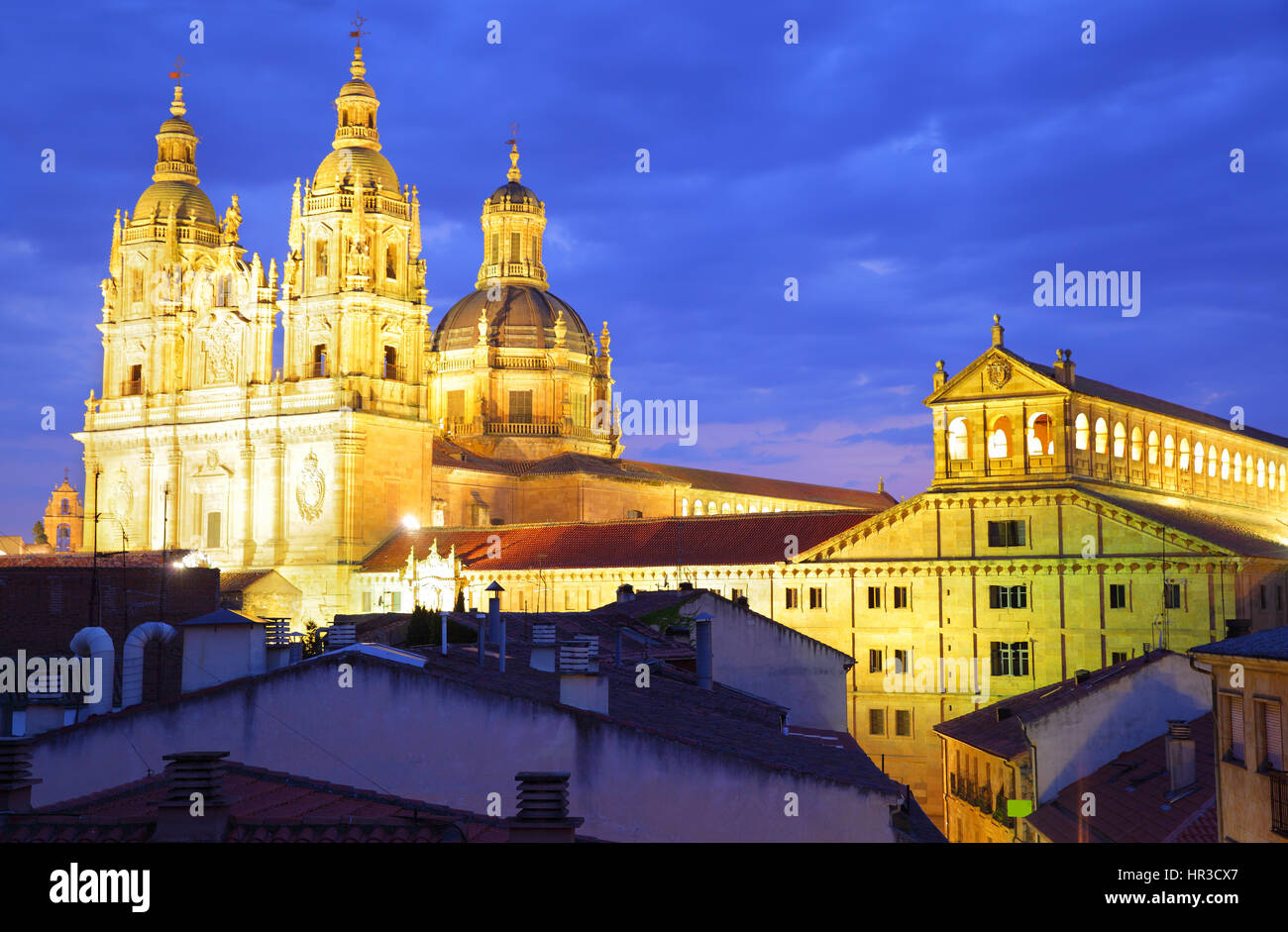 La Iglesia de La Clerecia e la Pontificia Università di Salamanca di notte, Spagna Foto Stock