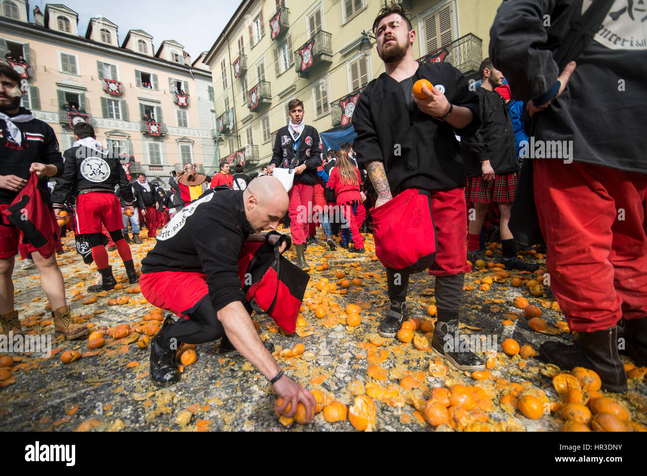 Ivrea, Piemonte, Italia. 26 Febbraio, 2017. Ivrea, Italy-February 26, 2017: la tradizionale battaglia delle arance durante il Carnevale di Ivrea a Ivrea, nei pressi di Torino, Italia Credito: Stefano Guidi/ZUMA filo/Alamy Live News Foto Stock