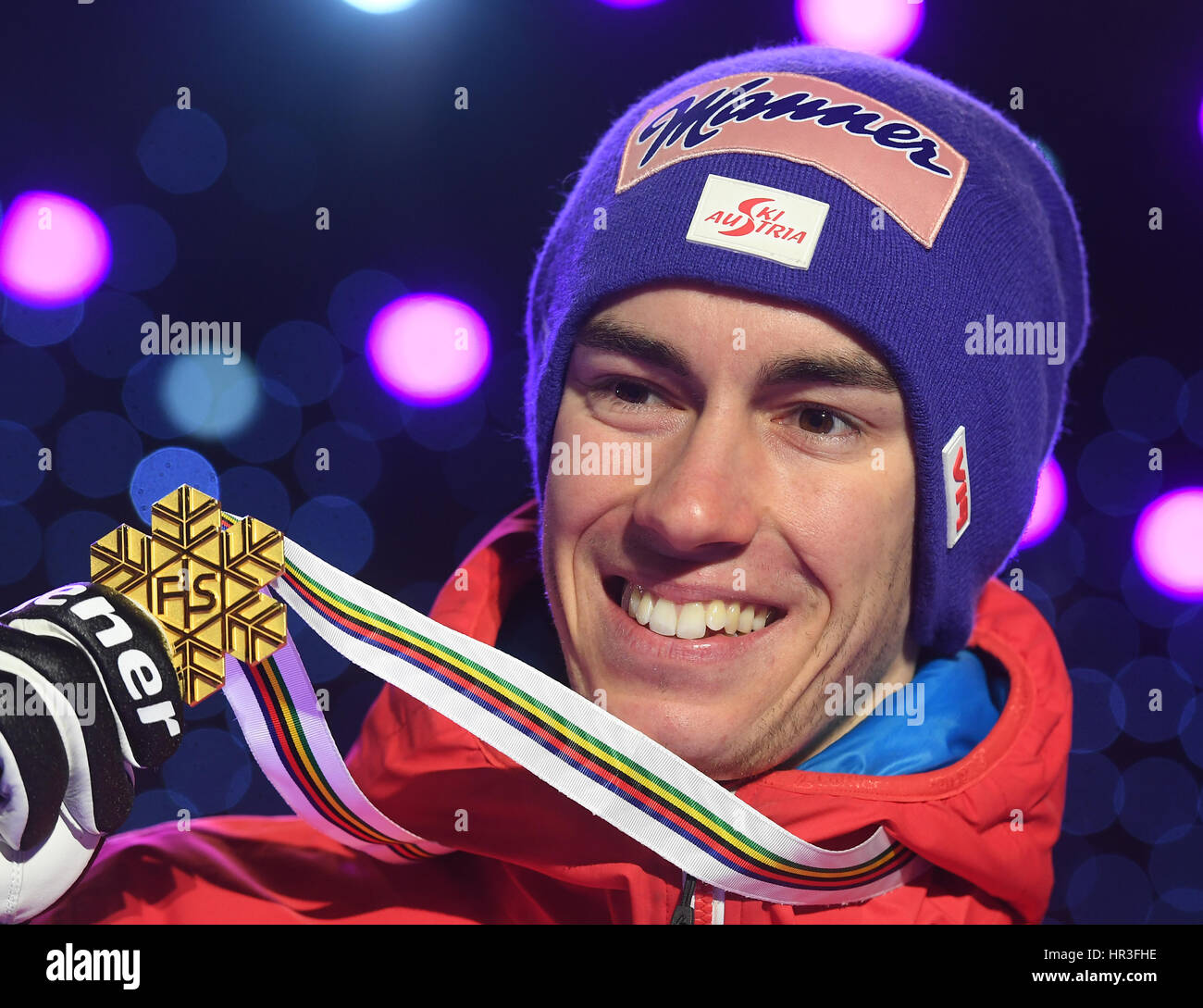 Lahti, Finlandia. 26 Febbraio, 2017. Atleta austriaco Stefan Kraft con la sua medaglia a sede dei Campionati del Mondo di Sci Nordico a Lahti, in Finlandia, 26 febbraio 2017. Foto: Hendrik Schmidt/dpa-Zentralbild/dpa/Alamy Live News Foto Stock
