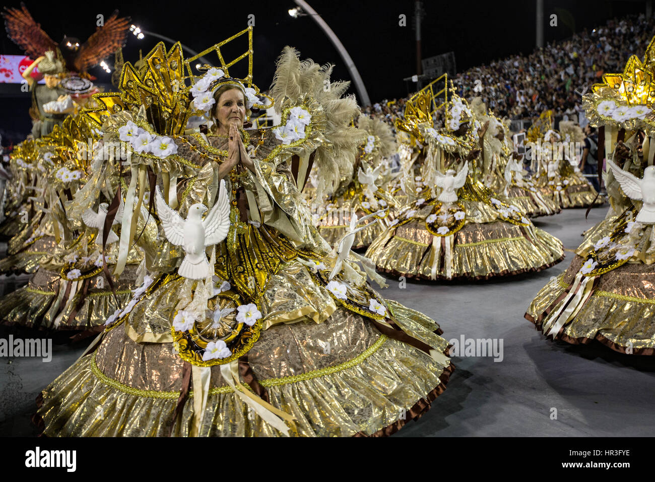 Sao Paulo, Sao Paulo, Brasile. Il 25 febbraio, 2017. I membri di Gavioes da Fiel samba scuola partecipare al gruppo speciale sfilata delle Scuole di Samba a Anhembi Sambadrome, come parte del Carnevale 2017 in Sao Paulo, Brasile. Credito: Paulo Lopes/ZUMA filo/Alamy Live News Foto Stock