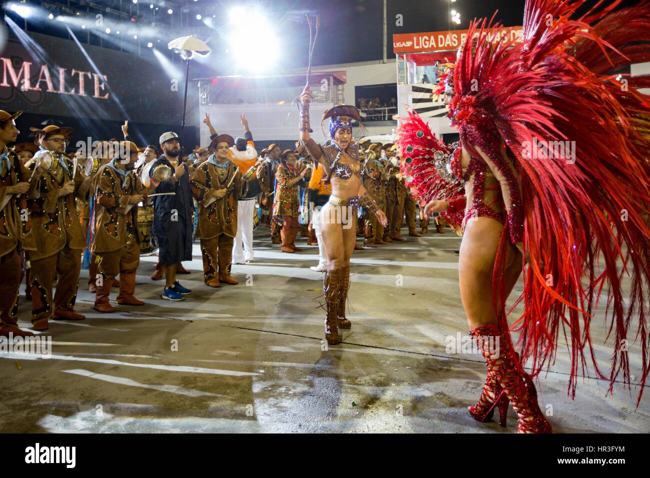 Sao Paulo, Sao Paulo, Brasile. Il 25 febbraio, 2017. I membri di Gavioes da Fiel samba scuola partecipare al gruppo speciale sfilata delle Scuole di Samba a Anhembi Sambadrome, come parte del Carnevale 2017 in Sao Paulo, Brasile. Credito: Paulo Lopes/ZUMA filo/Alamy Live News Foto Stock