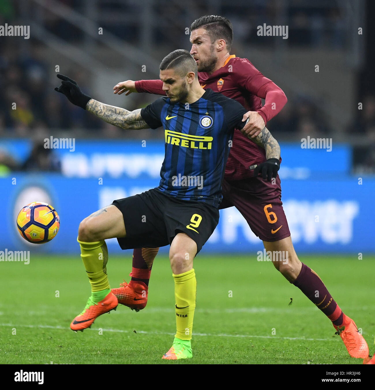 Milano, Italia. 26 Febbraio, 2017. Inter Mauro Icardi compete con Roma's Kevin Strootman durante una serie di una partita di calcio tra Roma e Inter Milan, Milano, Italia, Feb 26, 2017. Roma ha vinto da 3-1. Credito: Alberto Lingria/Xinhua/Alamy Live News Foto Stock