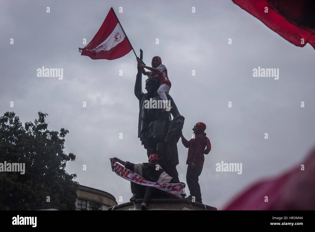 La gente celebra il 76° compleanno del team di Bogotá, Santa Fe Foto Stock