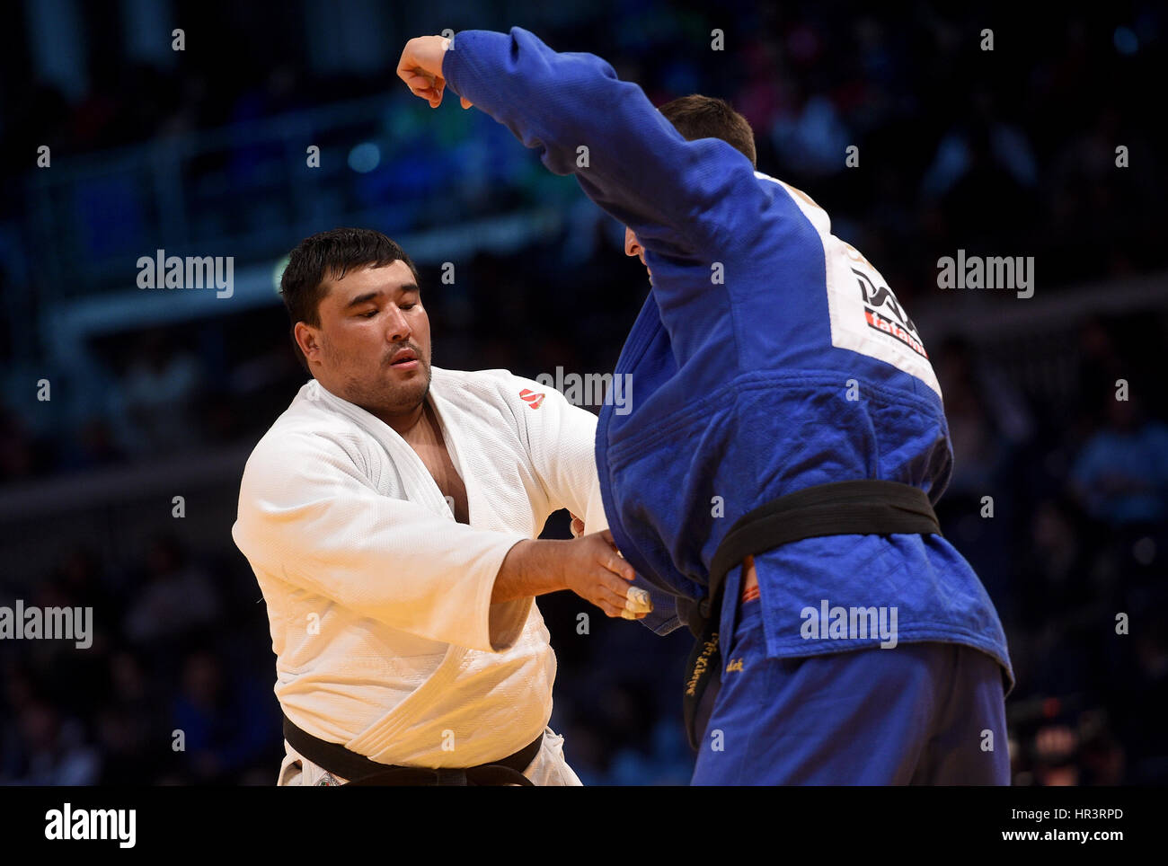 Duesseldorf, Germania. 26 Febbraio, 2017. Yerzhan Shynkeyev (bianco, Kazachstan) e Lukas Krpalek (blu, Repubblica Ceca) in azione negli uomini al di sopra di 100 kg di peso corporeo la concorrenza al Judo Grand Prix in Mitsubishi Electric Hall a Duesseldorf in Germania, 26 febbraio 2017. Foto: Jonas Güttler/dpa/Alamy Live News Foto Stock