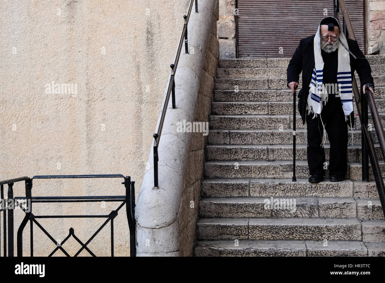 Gerusalemme, Israele. Il 27 febbraio, 2017. Un anziano uomo ebraico scende le scale nella città vecchia Quartiere Ebraico indossando un talit, preghiera scialle e tefilin, phylacteries, nelle prime ore del mattino al primo del mese ebraico di Adar. Credito: Nir Alon/Alamy Live News Foto Stock