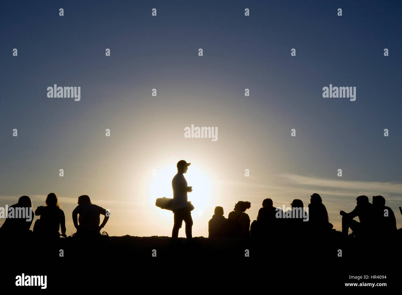 La gente a guardare il tramonto a Venice Beach Foto Stock