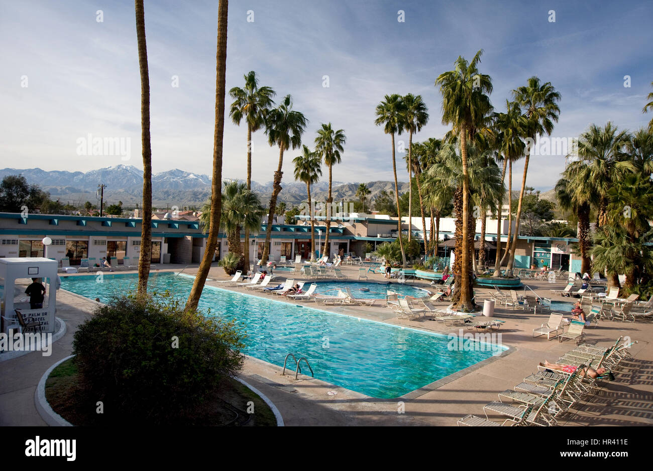 Il Desert Hot Springs Inn con neve sulle montagne sullo sfondo, California Foto Stock