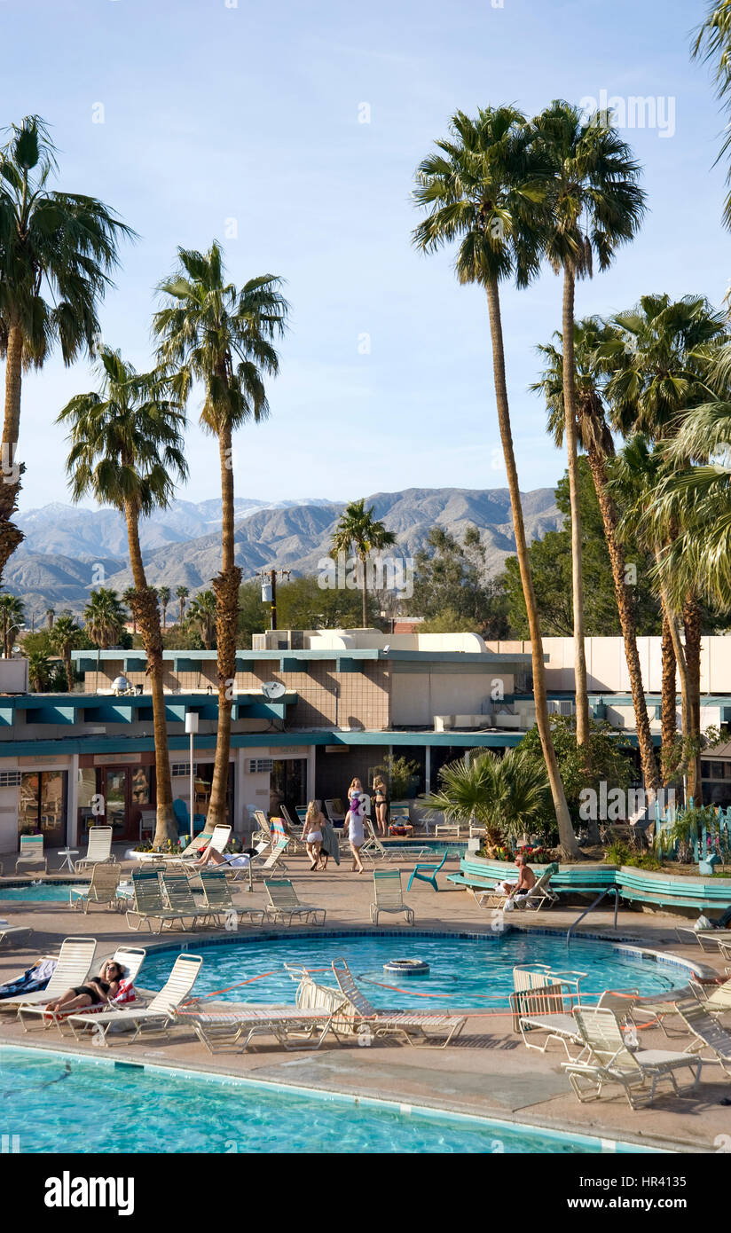 Il Desert Hot Springs Inn con neve sulle montagne sullo sfondo Foto Stock