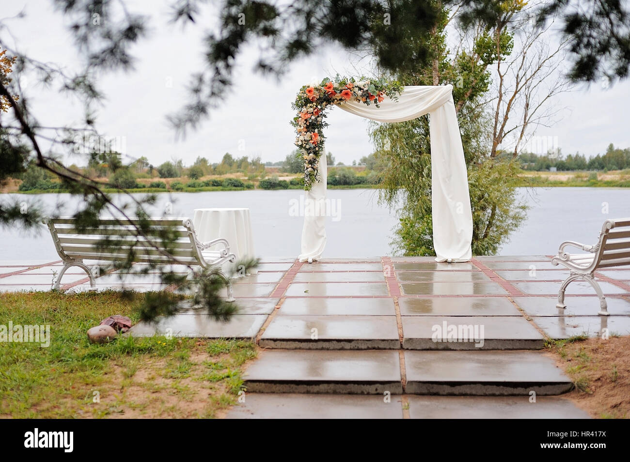 Splendido arco di nozze, con il lago sullo sfondo Foto Stock