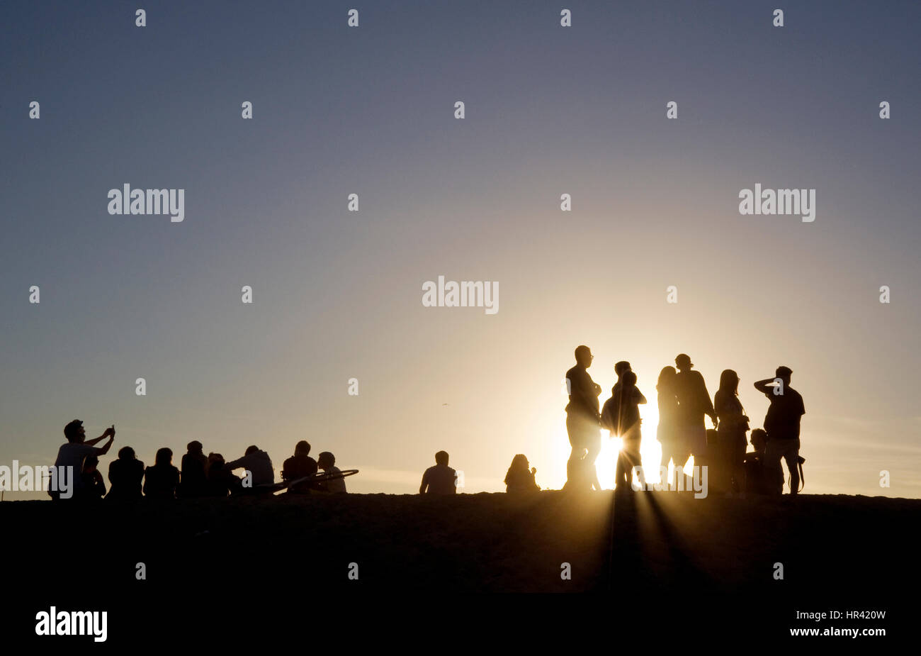 La gente a guardare il tramonto a Venice Beach Foto Stock