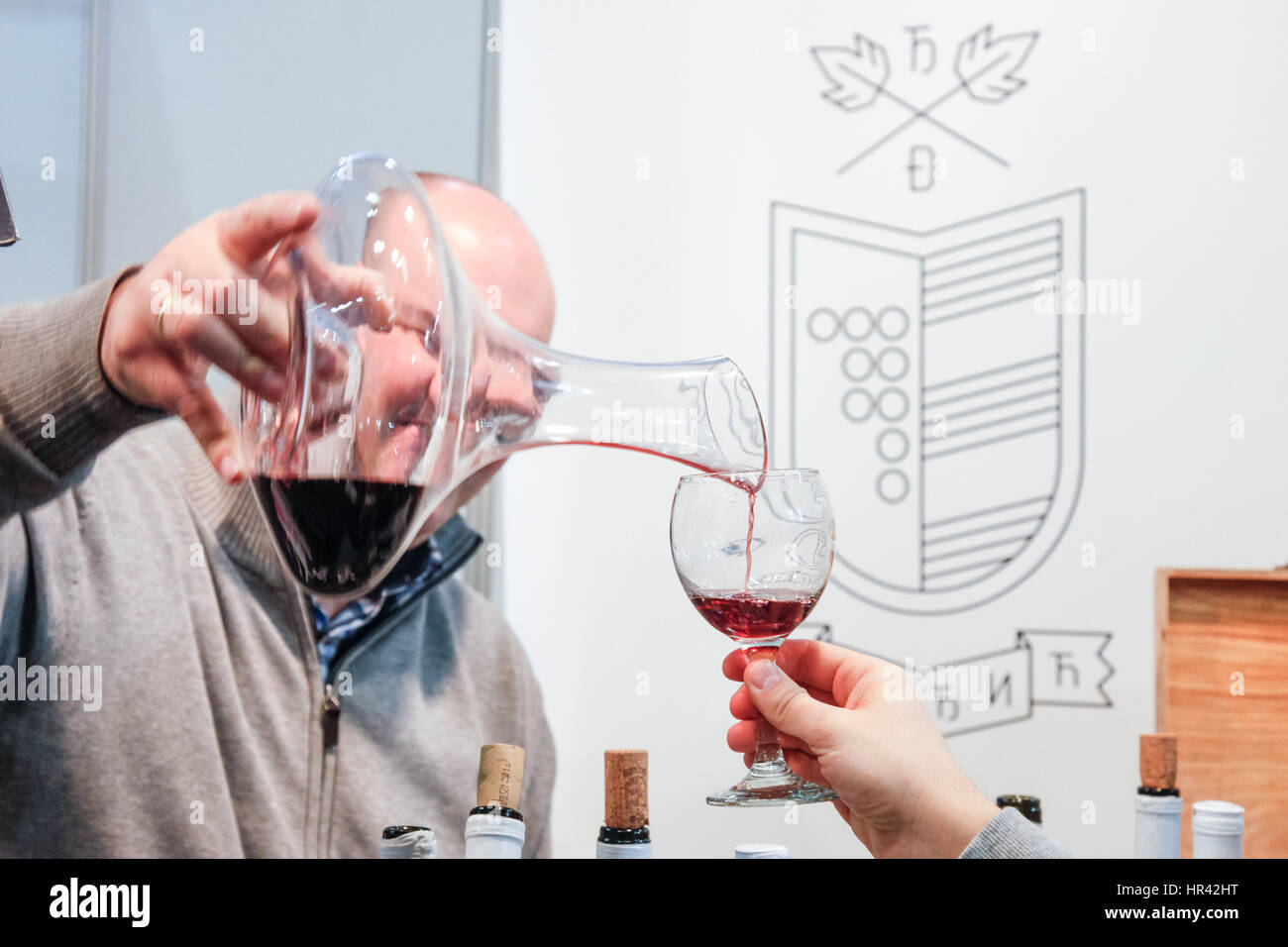A Belgrado, in Serbia - febbraio 25, 2017: vino rosso che viene versato in un bicchiere per un assaggio di vino durante il 2017 Belgrado fiera turistica foto di un rosso wi Foto Stock