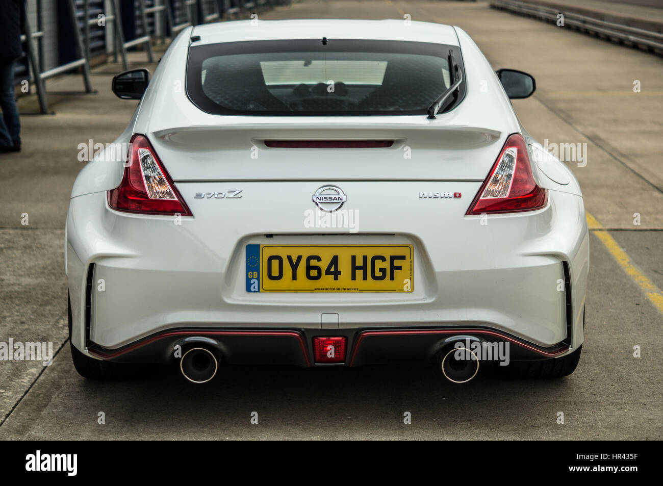 Posteriore, retro di un bianco Nissan 370Z NISMO lifting sulla via a Rockingham Raceway Corby Inghilterra Foto Stock