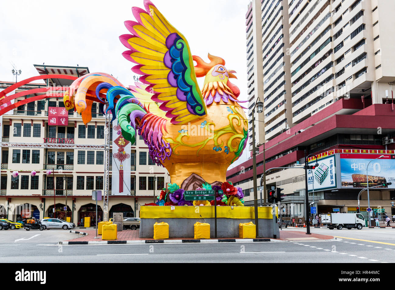 Anno del Gallo decorazione nella Chinatown di Singapore Foto Stock