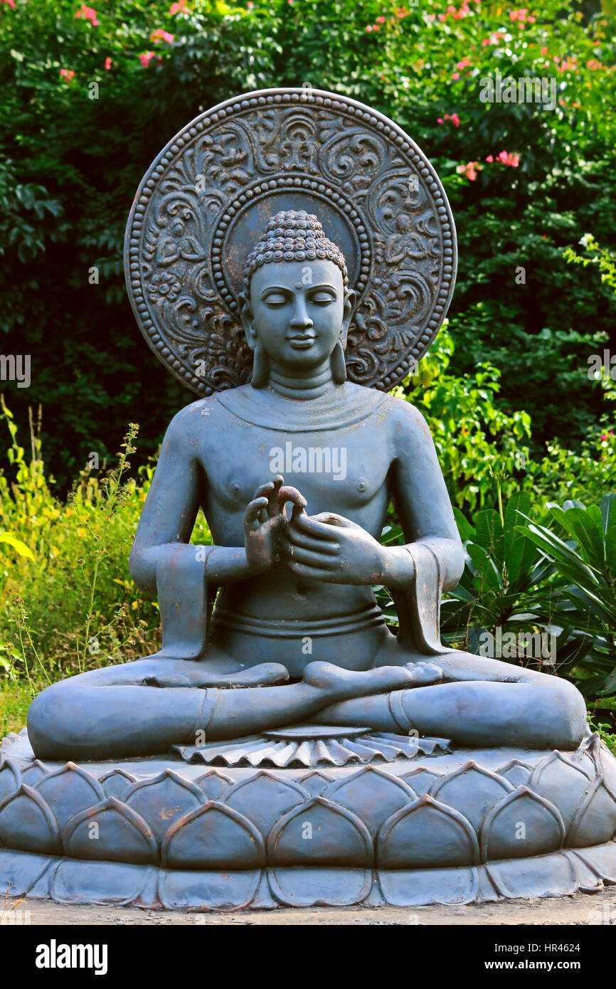 Signore Buddha idolo, scultura in pietra di Buddhadev (siddharta) che mostra il mudra ( posture a mano) Foto Stock