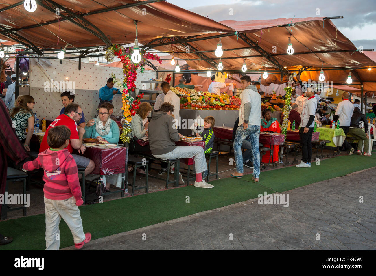 Marrakech, Marocco. I clienti di gustare la cena in stand gastronomici in Piazza Jemaa El-Fná. Foto Stock