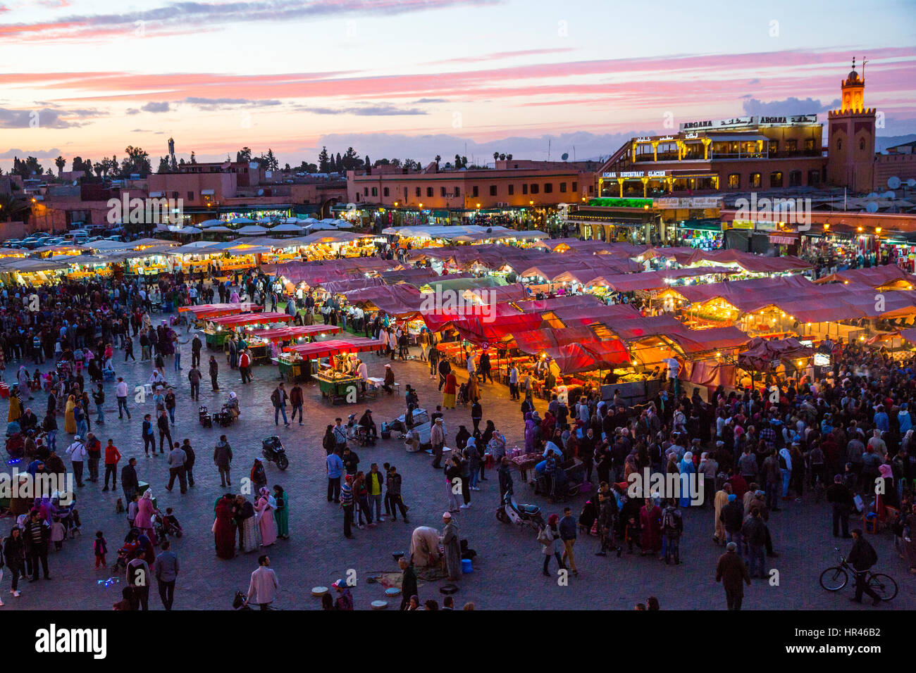 Marrakech, Marocco. Chioschi e persone nella piazza Jemaa El-Fná. Foto Stock