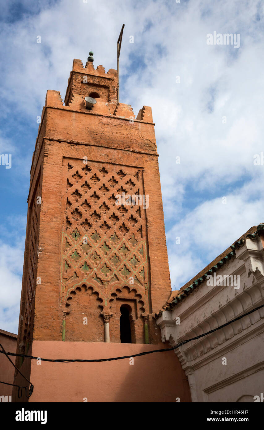Marrakech, Marocco. Kaat Ben Nahid minareto mostra Cusped o archi lobati a fondo. Foto Stock