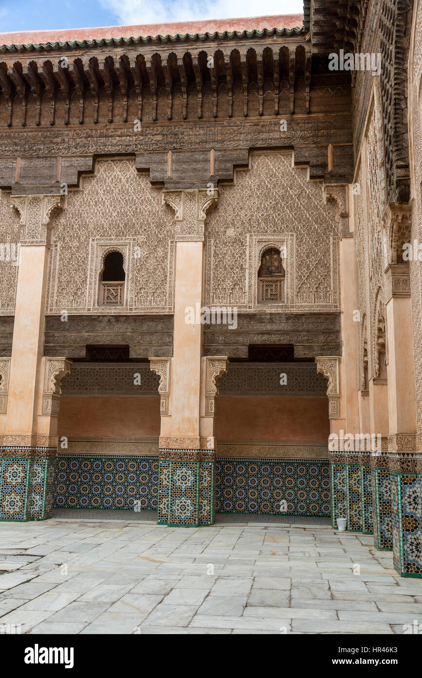 Marrakech, Marocco. Cortile interno, medersa Ben Youssef, 16th. Secolo. Foto Stock