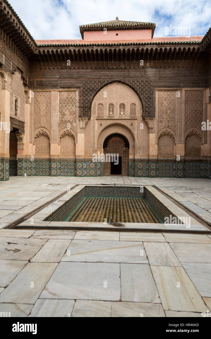 Marrakech, Marocco. Cortile interno, medersa Ben Youssef, 16th. Secolo. Foto Stock