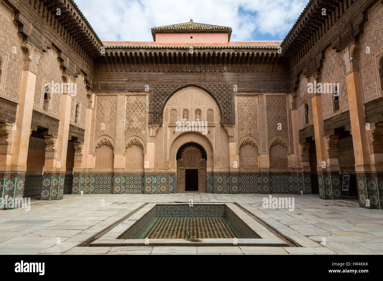 Marrakech, Marocco. Cortile interno, medersa Ben Youssef, 16th. Secolo. Foto Stock