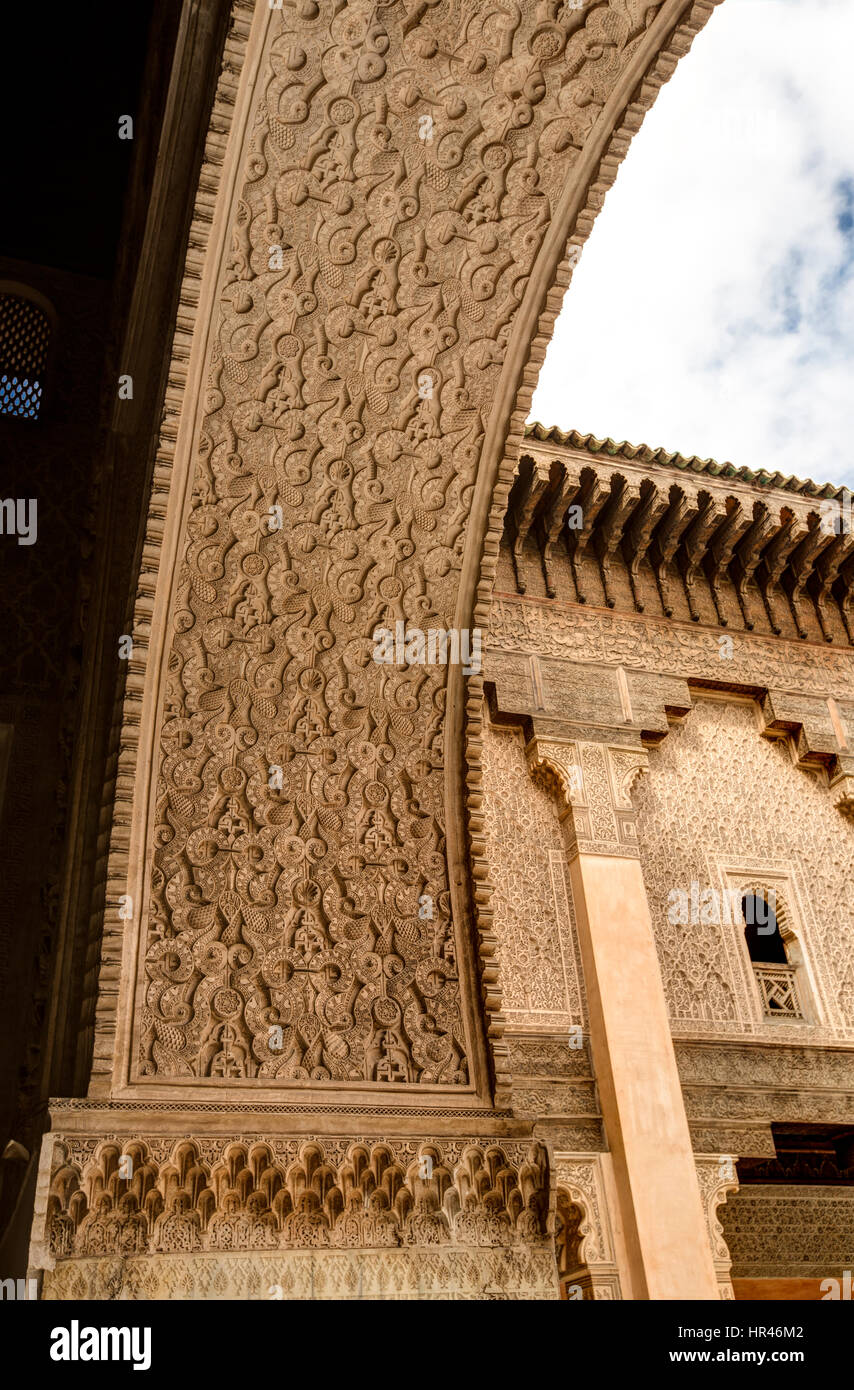 Marrakech, Marocco. Archway decorazione, medersa Ben Youssef, 16th. Secolo. Foto Stock