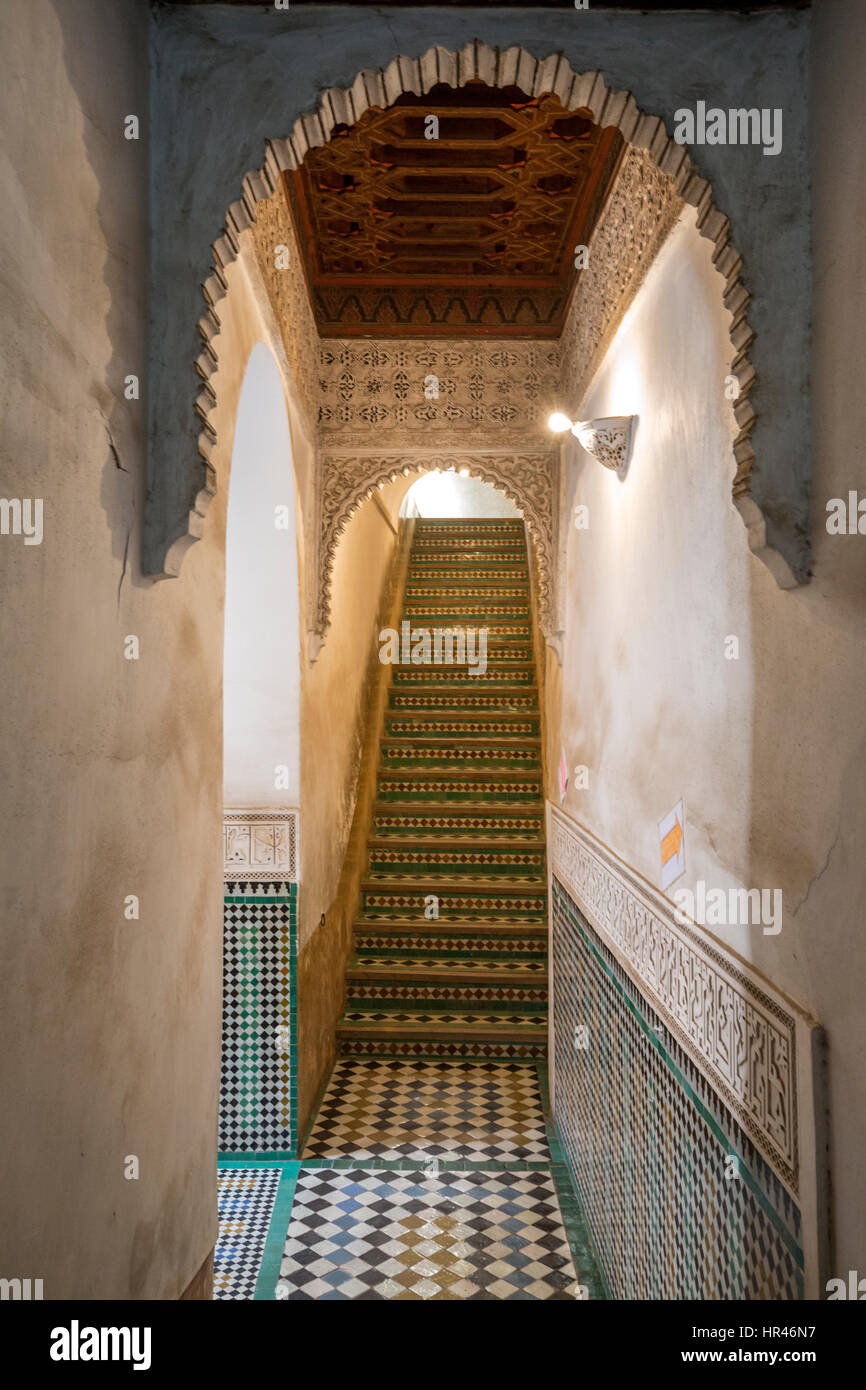 Marrakech, Marocco. Scala interna, archi, medersa Ben Youssef, 16th. Secolo. Foto Stock