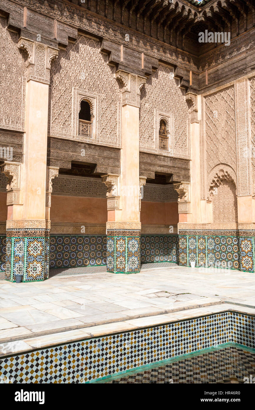 Marrakech, Marocco. Cortile interno, medersa Ben Youssef, 16th. Secolo. Foto Stock