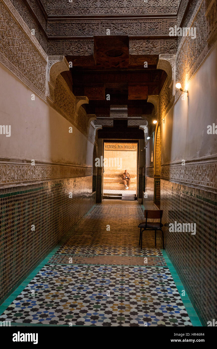 Marrakech, Marocco. Guardando alla strada dall'interno della medersa Ben Youssef, 16th. Secolo. Foto Stock