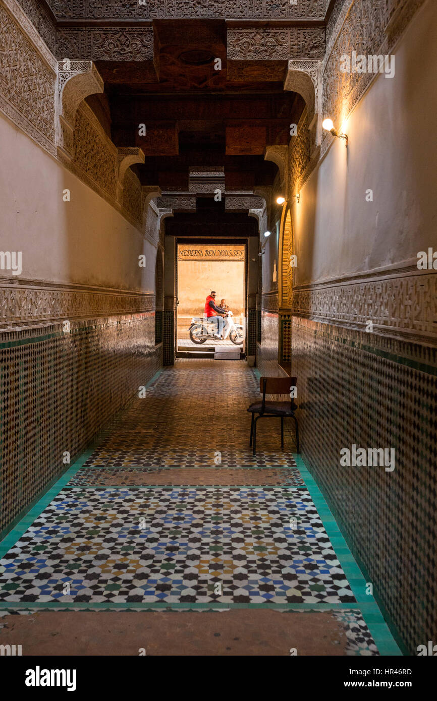 Marrakech, Marocco. Guardando alla strada dall'interno della medersa Ben Youssef, 16th. Secolo. Foto Stock