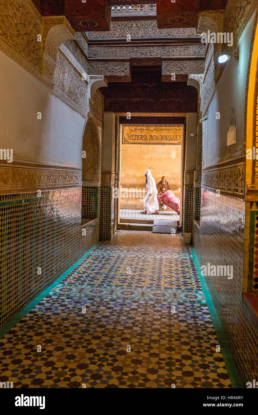 Marrakech, Marocco. Guardando alla strada dall'interno della medersa Ben Youssef, 16th. Secolo. Foto Stock