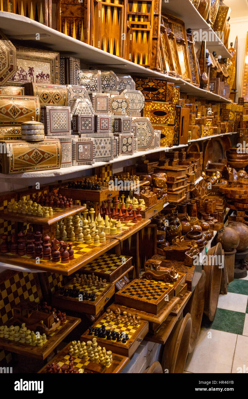 Marrakech, Marocco. Souk negozio di vendita di souvenir e scatole di scacchi. Foto Stock