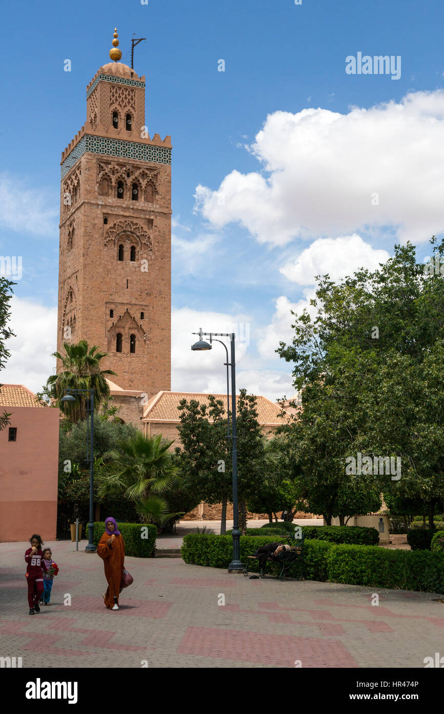 Marrakech, Marocco. Madre e le ragazze con gelato e Minareto di Koutoubia, 12th. Secolo, in background. Foto Stock