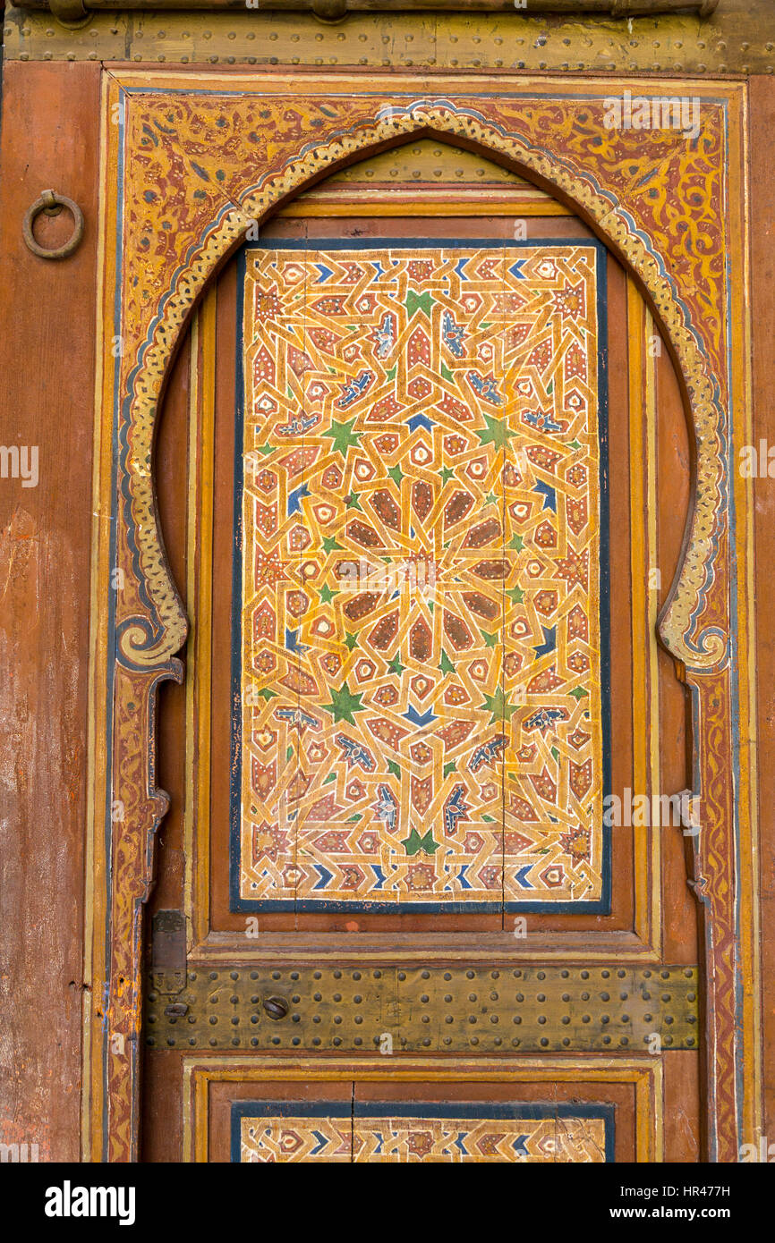 Marrakech, Marocco. Palazzo Bahia, 19th. Secolo. Disegno geometrico e arco  a ferro di cavallo come decorazione della porta Foto stock - Alamy