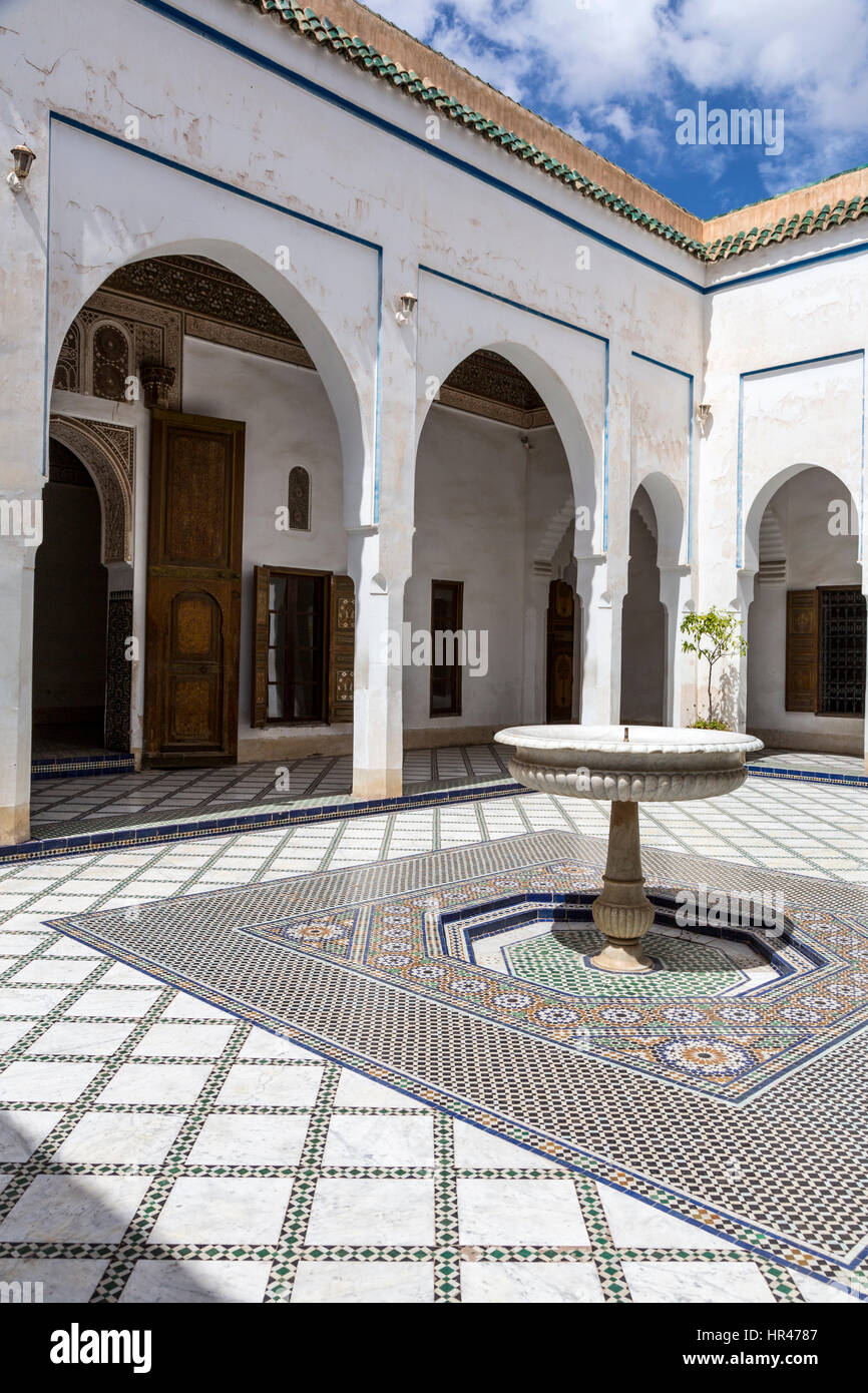 Marrakech, Marocco. Palazzo Bahia, 19th. Secolo. Fontana e cortile. Foto Stock