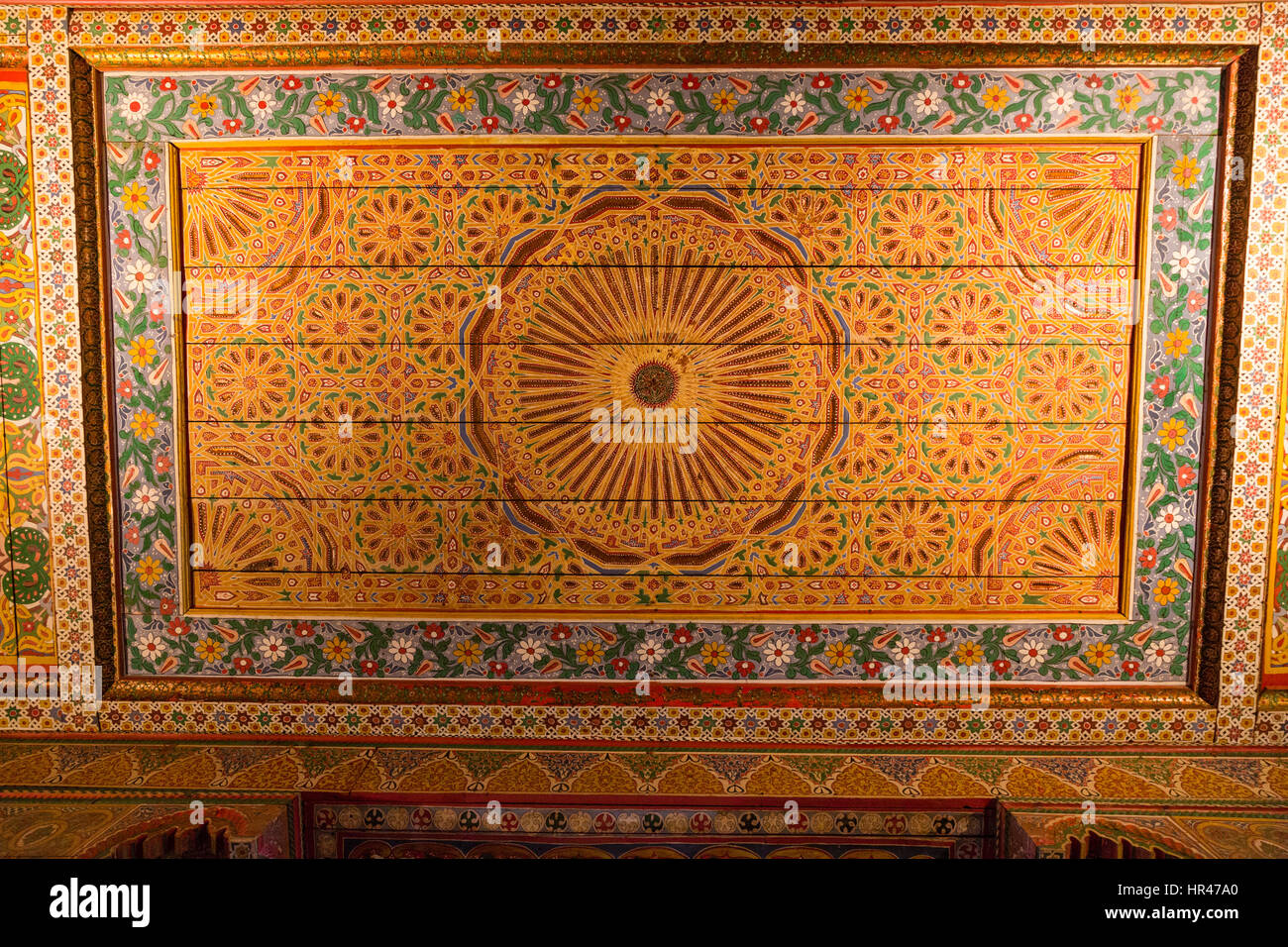 Marrakech, Marocco. Palazzo Bahia, 19th. Secolo. Geometrici e floreali decorazione del soffitto. Foto Stock