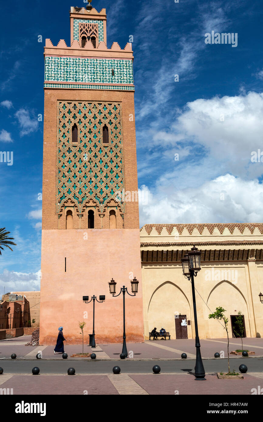 Marrakech, Marocco. Scena di strada nella parte anteriore del minareto di Moulay El Yazid moschea. Foto Stock