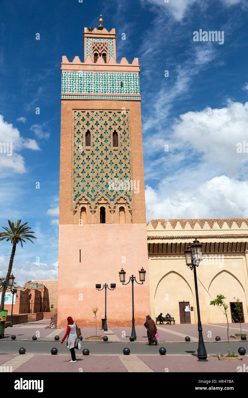 Marrakech, Marocco. Scena di strada nella parte anteriore del minareto di Moulay El Yazid moschea. Foto Stock