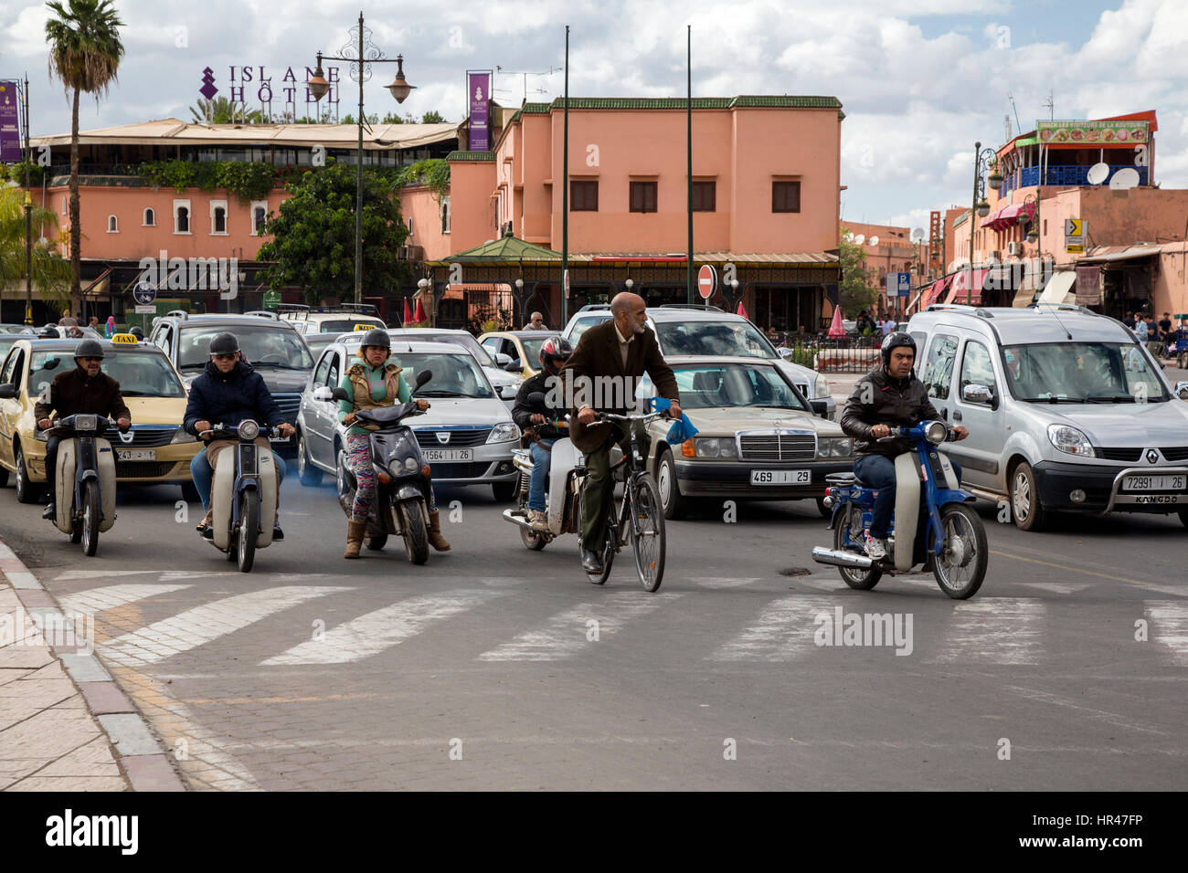 Marrakech, Marocco. Il traffico della strada vicino alla Piazza Jemaa El Fna. Foto Stock