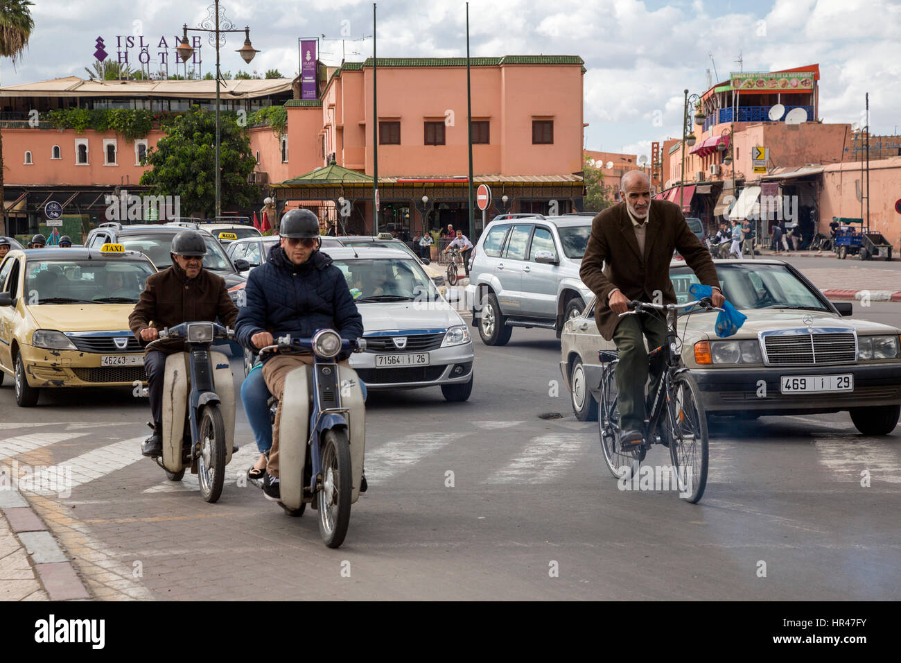 Marrakech, Marocco. Il traffico della strada vicino alla Piazza Jemaa El Fna. Foto Stock