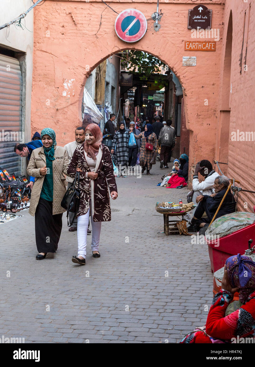Marrakech, Marocco. Scena di strada, le donne a piedi. Foto Stock