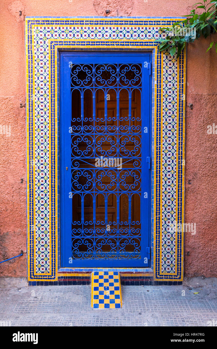 Marrakech, Marocco. Piastrelle attorno ad entrata a casa nella medina. Foto Stock