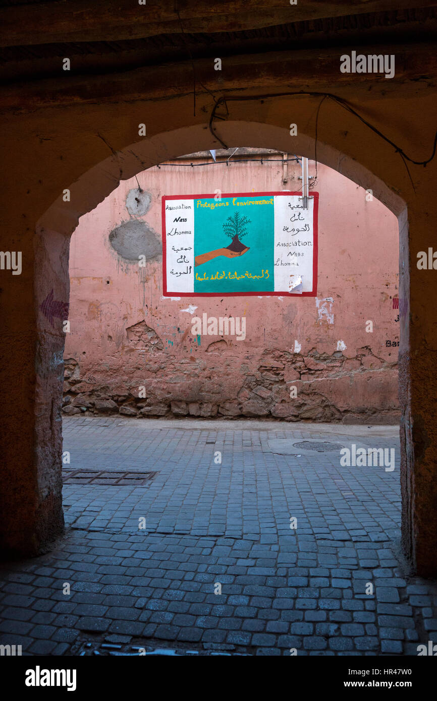Marrakech, Marocco. Via Medina Scena, Poster sollecitando la tutela dell'ambiente. Foto Stock