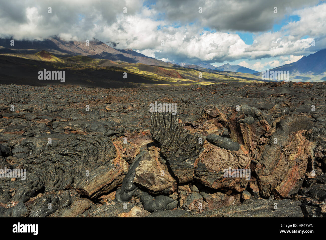 Campo di lava al vulcano Tolbachik, dopo l'eruzione nel 2012 sullo sfondo grande vulcano Udina e Plosky Tolbachik vulcano, Klyuchevskaya Gruppo di vulcani Foto Stock