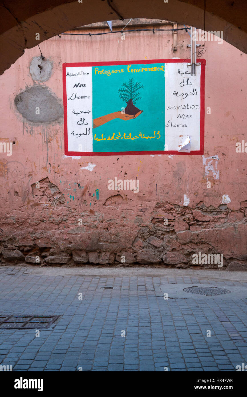 Marrakech, Marocco. Via Medina Scena, Poster sollecitando la tutela dell'ambiente. Foto Stock