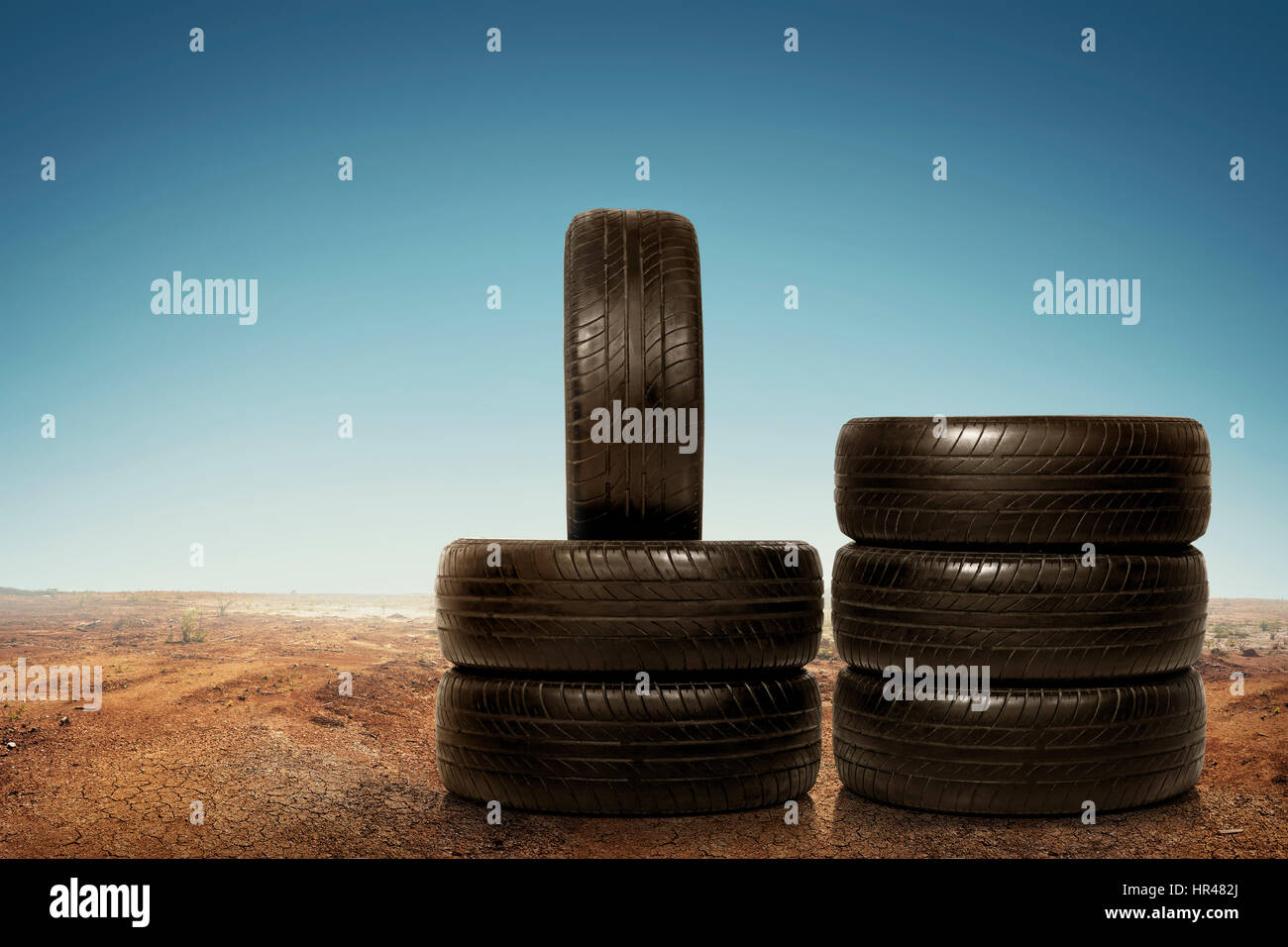 Gruppo di pneumatici usurati, riprese su sfondo del deserto Foto Stock