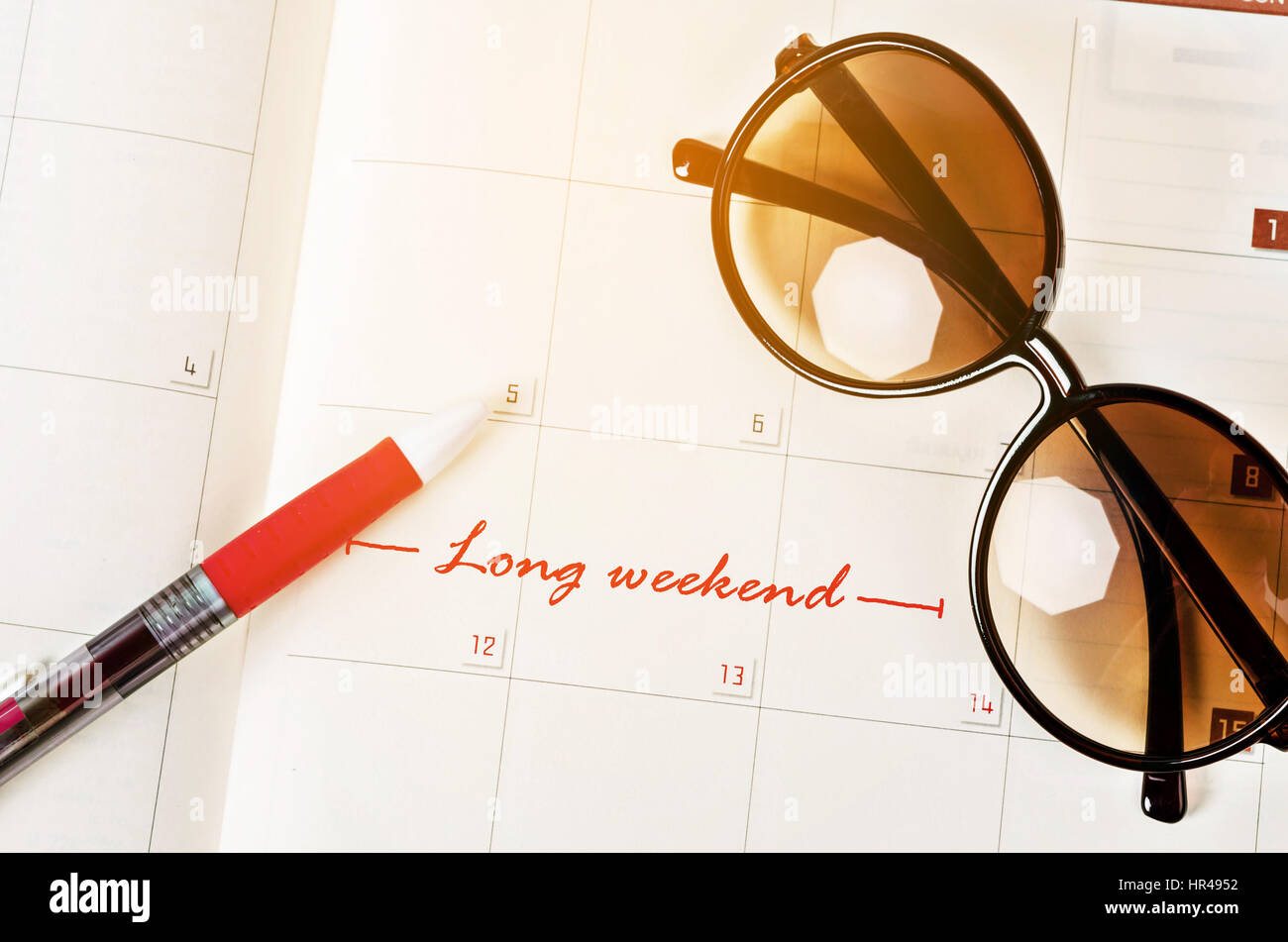 Le parole lungo weekend scritto su una pagina di un calendario per ricordare. Foto Stock